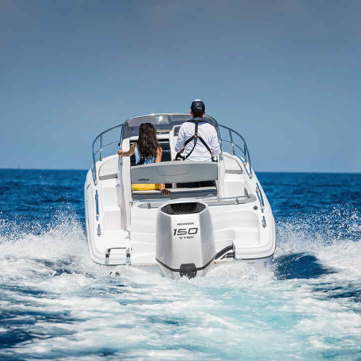 Paar in een boot met een Honda BF150-motor op zee.