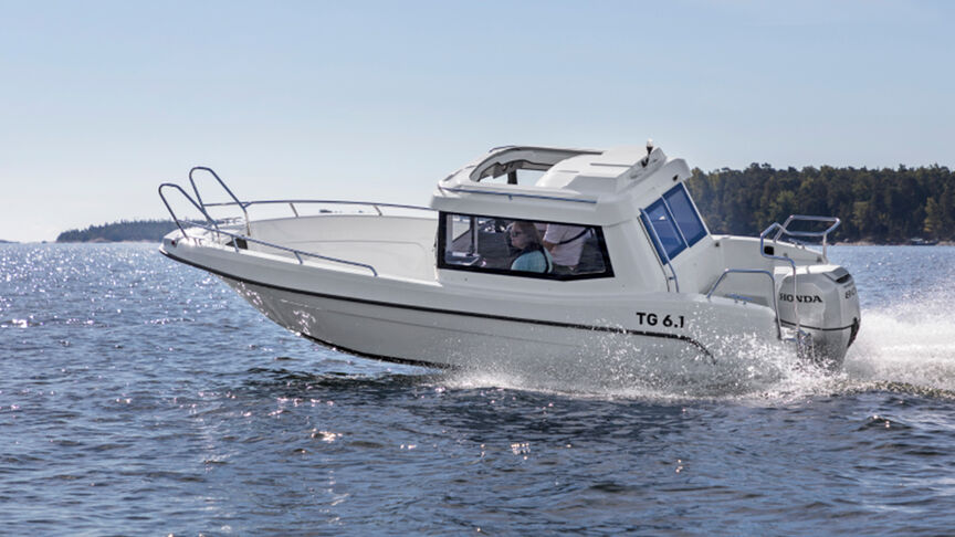 Model dat boot bestuurt op zee met de BF80-100 motor.