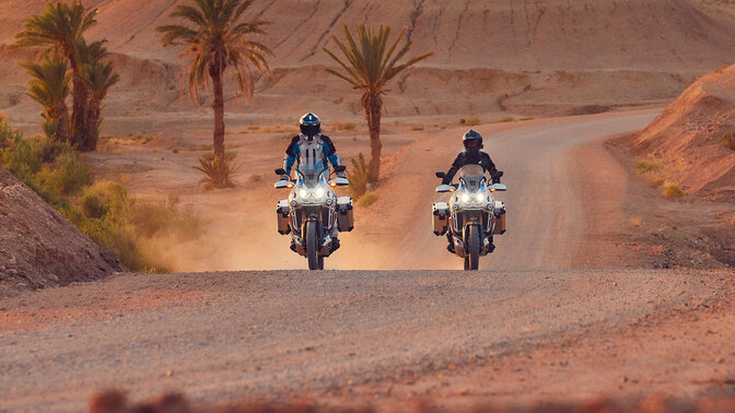 Twee CRF1100 Africa Twin Adventure Sports motoren op onverharde weg