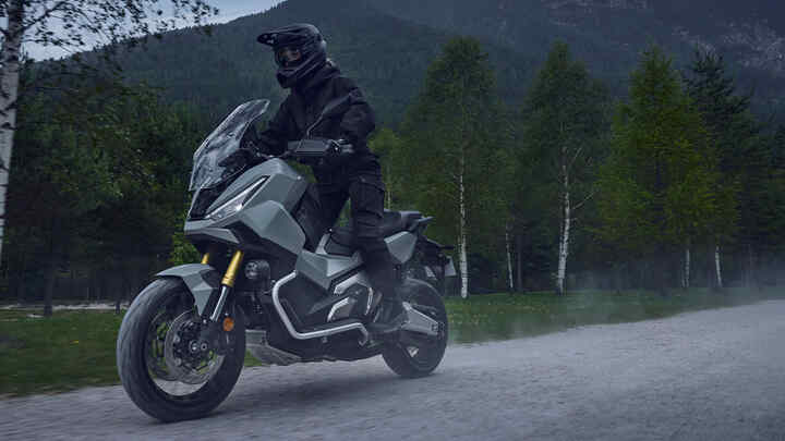 X-ADV ZIJAANZICHT OP ZANDPAD