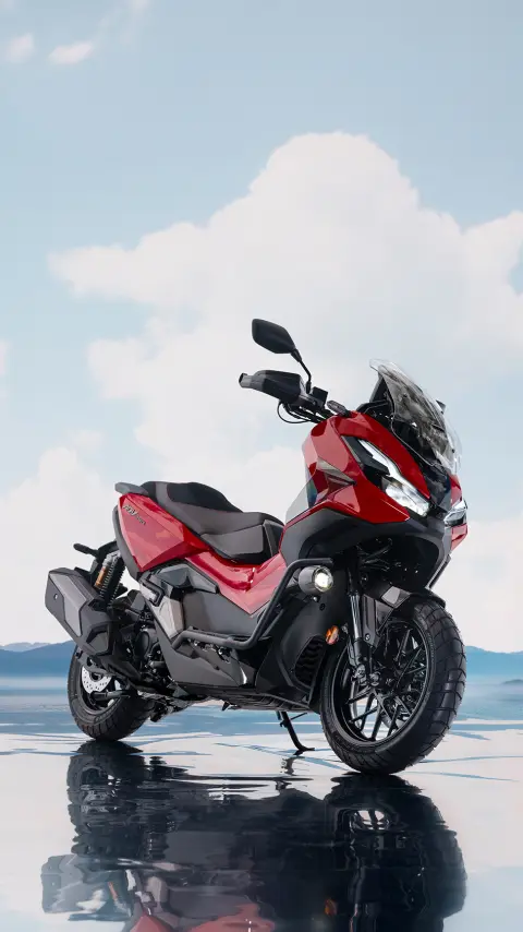 zijdelings aanzicht van de Honda ADV350 op locatie aan de kust.