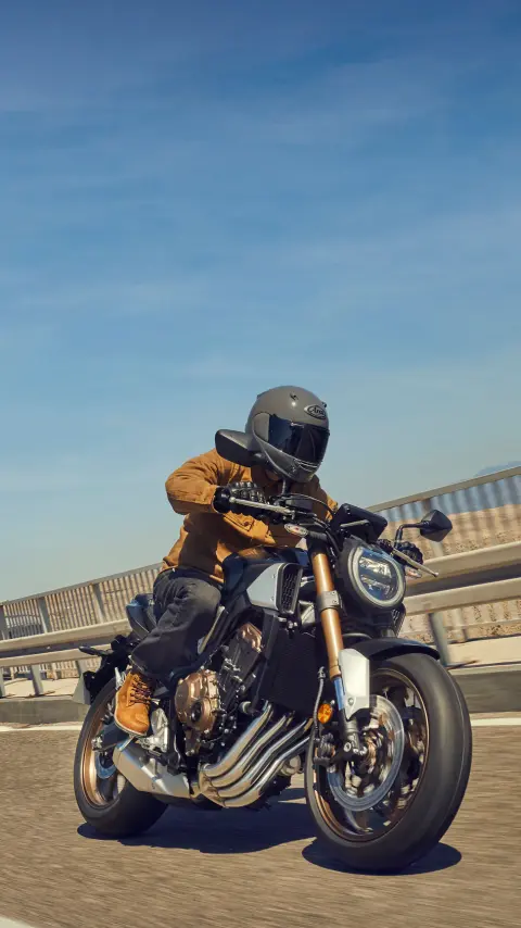 Honda CB650R rijdend over een brug