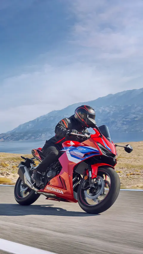 CBR500R dynamisch driekwart vooraanzicht in de bocht