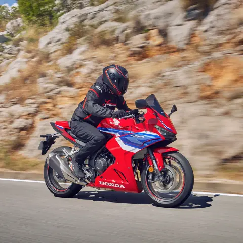 Honda CBR500R dynamisch shot zijkant met rijder